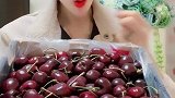 又脆又甜的车厘子，小姐姐要吃这么大一份