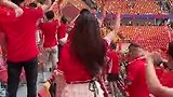 美女球迷现场为国足加油助威