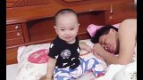 爸爸假装哭泣，接下来小宝宝信以为真，心疼的抹眼泪陪爸爸一起哭