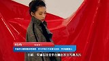 李沁冬日暖阳随拍氛围感，穿红色复古毛衣搭长直发，笑容温暖迷人