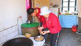 农村丈母娘做传统美食虎头鸡，晚饭一大桌子菜，全家吃的真热闹
