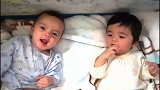 妈妈给龙凤胎宝宝一个玩具，妈妈你这明显让我们俩谁抢到谁玩啊