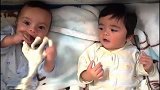 妈妈给龙凤胎宝宝一个玩具，妈妈你这明显让我们俩谁抢到谁玩啊