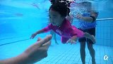 宝宝一头扎进水里，像条小鱼游的不亦乐乎，这天赋技能让人佩服