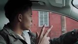 黑人男孩第一天去大学报到，却因为一个手势被美国警察击毙