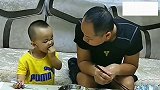 小情人喂爸爸吃饭，本以为是暖心画面，下一秒小情人的做法笑喷了