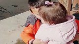 带妹妹去姥姥家接哥哥，兄妹见面的那一刻，画面太温馨了