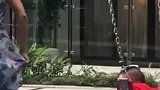 爆笑：小姐姐穿成这样荡秋千，我偷偷回放了20遍
