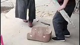 现在连乡下人都不用竹土箕了，竹编师傅淘汰了