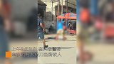 广东肇庆：男子与6旬老人起纠纷，当街持长刀将其砍倒后连续补刀