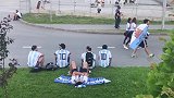 PP体育前方直击：怎么就输了呢？阿根廷球迷场外躺地思考人生
