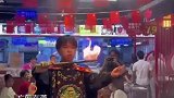 小伙近距离为客人表演喷火绝技，现场太惊艳
