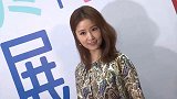 王菲亲密搂女儿出行一路灿笑，李嫣身高直追妈妈