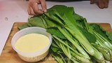 以后玉米面和小白菜就这样做，一次做5个都不够吃，做法超简单