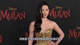 刘亦菲穿高定礼服走红毯，弯下身和小朋友拍照时，暴露的太真实了