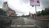 自行车男子马路穿梭，下一秒尝到了恶果