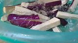 为什么饭店的咸鱼茄子煲好吃？原来诀窍都在这，很多大厨都这样做