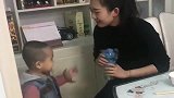 住手,放开那小孩,有本事你冲我来,对一个小孩子这样算什么本事