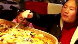 胖妹带女儿开荤，海鲜大餐吃过瘾，一大盆差点吃撑了