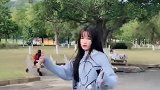 这位小姐姐火了，本以为是个高手，没想到见到帅哥却服软了！