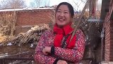 农村媳妇翻唱《不争馒头争口气》，唱得真不错，满满的正能量