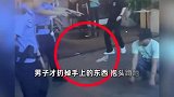 男子当街持械被民警包围，警察鸣枪示警后男子抱头蹲地，警方回应