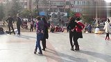 最新广场舞视频大全-20190326-大妈们在广场跳吉特巴，动作整齐划一真好看，至少练了好几个月吧