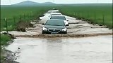 通往村里唯一的路被洪水淹了，别克车带头冲锋向前开，太霸气了！