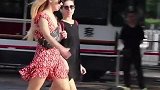 三里屯街拍，穿球衣的可爱妹子，一起的闺蜜也很美