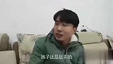 离婚后公公每月打5000元生活费，儿媳上门感谢，推开门愣住了