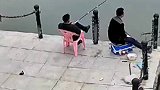男子钓鱼突然爆装备