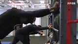猛男落泪！英格兰室内训练体验瑜伽 蓝军锋霸拉伸直喊疼
