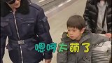 杜江带儿子嗯哼现身机场，温柔抚摸儿子头父爱满满