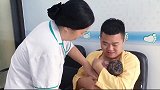 助产士将刚出生的宝宝给爸爸抱过去，爸爸开怀将宝宝放入怀中