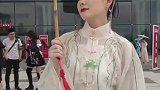 小姐姐穿上这身装扮，太帅气了