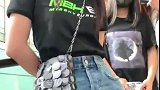 机场偶遇女艺人李沁，这打扮也太清纯了，哪像三十的人！