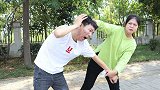 小伙和老婆玩掷骰子拍手掌游戏，没想老公回回被打，太搞笑了
