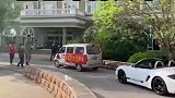 面包车成头车拉伴郎伴娘
