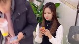 小姑娘与小伙的搞笑对话：认错老婆了，有点尴尬