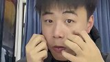 小伙子表演口吐莲花，这花儿挺臭