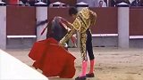 综合-17年-斗牛士被斗篷绊倒 遭猛牛刺穿肺部身亡-专题