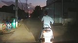 电动车占着马路中央，左摇右晃不让路，网友：不是所有人都惯着你