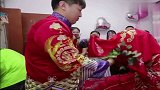 新郎揭开红盖头瞬间，可真的被新娘吓到了，网友：还是这样好玩！