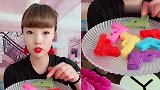 小吃货美女拿着小手枪开吃了，一口咬下去嘎嘣脆，我向往的生活