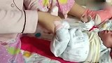 妈妈给小宝宝做广播体操，没想到懒洋洋的小宝宝，一脸的不耐烦！