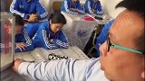 老师为了检查学生私藏手机，召唤出了手机语音助手“小爱同学”