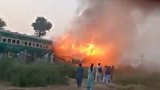 巴基斯坦一火车因煤气炉爆炸起火 已造成至少62人死亡