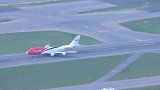 飞机满载货物起飞，几乎用尽全部跑道！