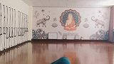 美女瑜伽练习，猫式拉伸舒展腰部肌肉