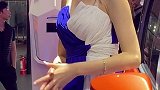 大二学生想给家里减轻负担兼职做车模。赚生活费。加油支持你。